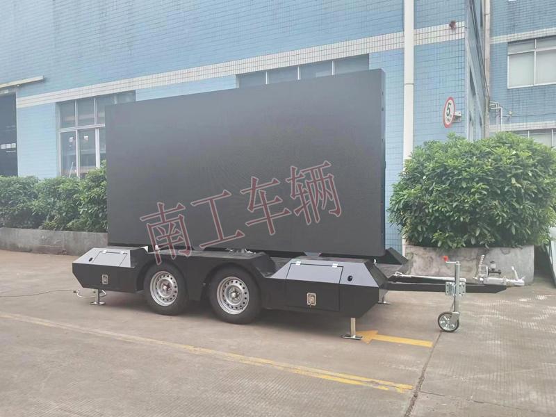 0.3噸戶(hù)外LED廣告拖車(chē) 帶自動(dòng)升降旋轉(zhuǎn)功能