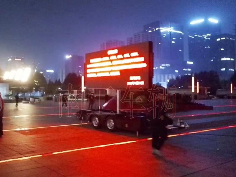 6.8平方LED廣告拖車(chē)，自動(dòng)升降旋轉(zhuǎn)工具拖車(chē)