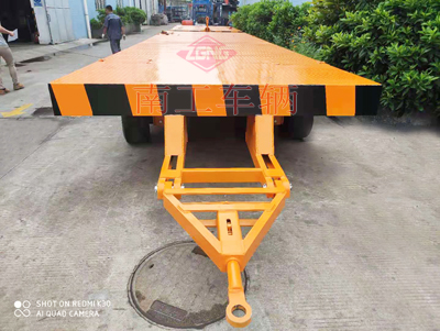 30噸重型平板拖車帶四個(gè)轉(zhuǎn)盤(pán)1I.jpg