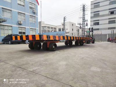 30噸重型平板拖車帶四個(gè)轉(zhuǎn)盤(pán)4I.jpg